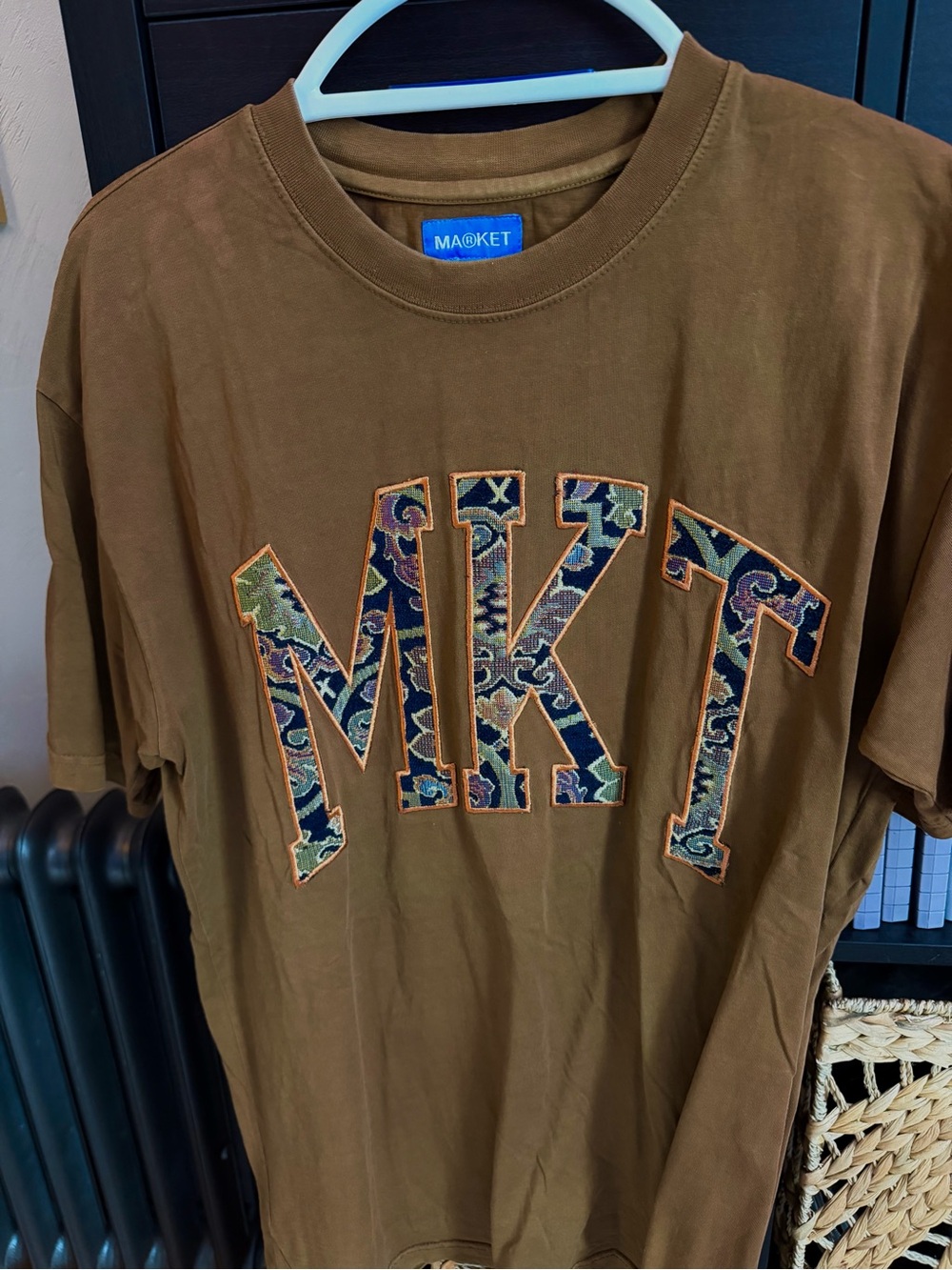 Market MKT Collegiate Large Tee